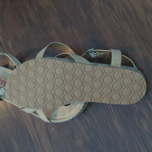 Sandals - Picture 3 of 3